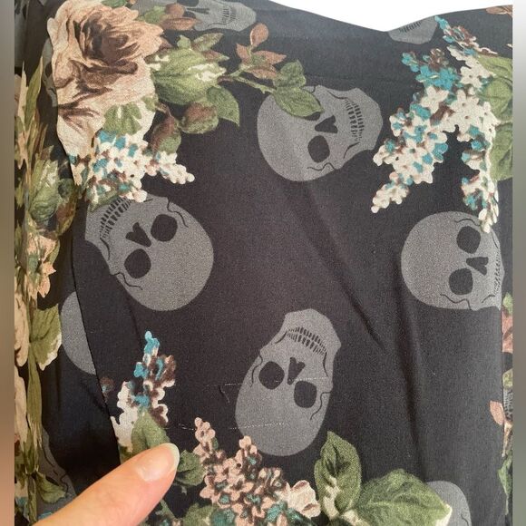 Torrid Flowers and Skull Print Blouse Peplum Crepe Sweetheart Neck Womens 2X - Picture 12 of 12